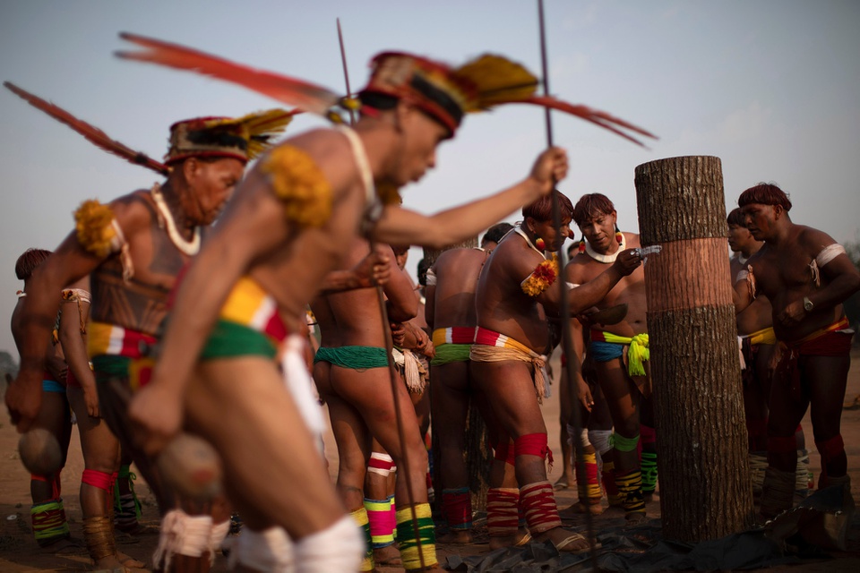 Hình ảnh đám tang tù trưởng của bộ tộc kỳ lạ ở Amazon - Ảnh 7.