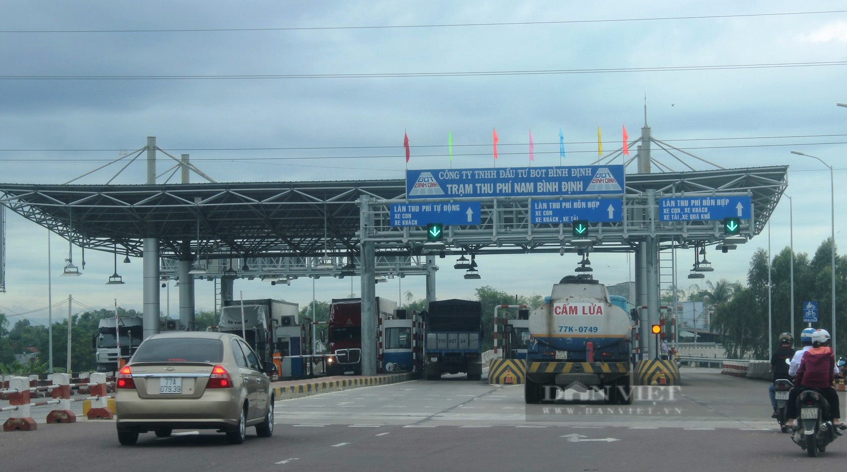 3 lái xe Cục Quản lý thị trường Bình Định bị khởi tố vì dùng vé thu phí đường bộ giả - Ảnh 2.