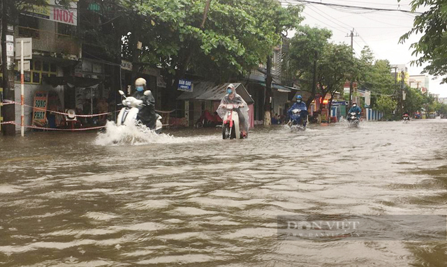 Quảng Ngãi: Mưa dữ dội xuyên đêm ngày dìm phố, làng chìm trong nước và cuốn trôi 1 người  - Ảnh 5.