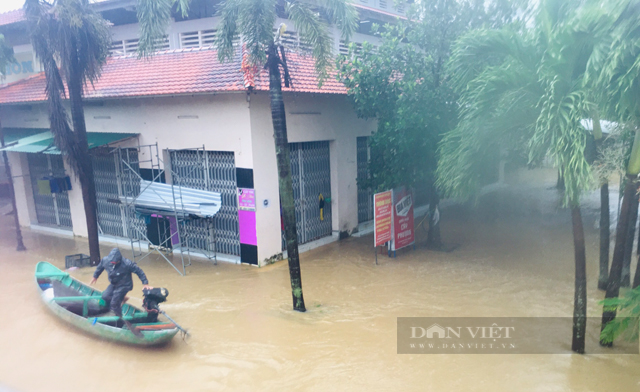 Quảng Ngãi: Mưa dữ dội xuyên đêm ngày dìm phố, làng chìm trong nước và cuốn trôi 1 người  - Ảnh 7.