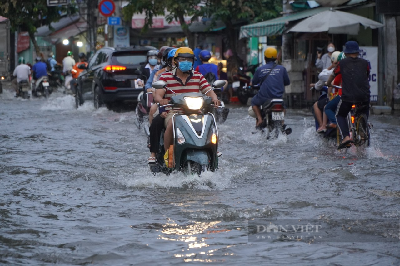 TP.HCM: Triều cường dâng cao người dân bì bõm lội trong nước  - Ảnh 1.