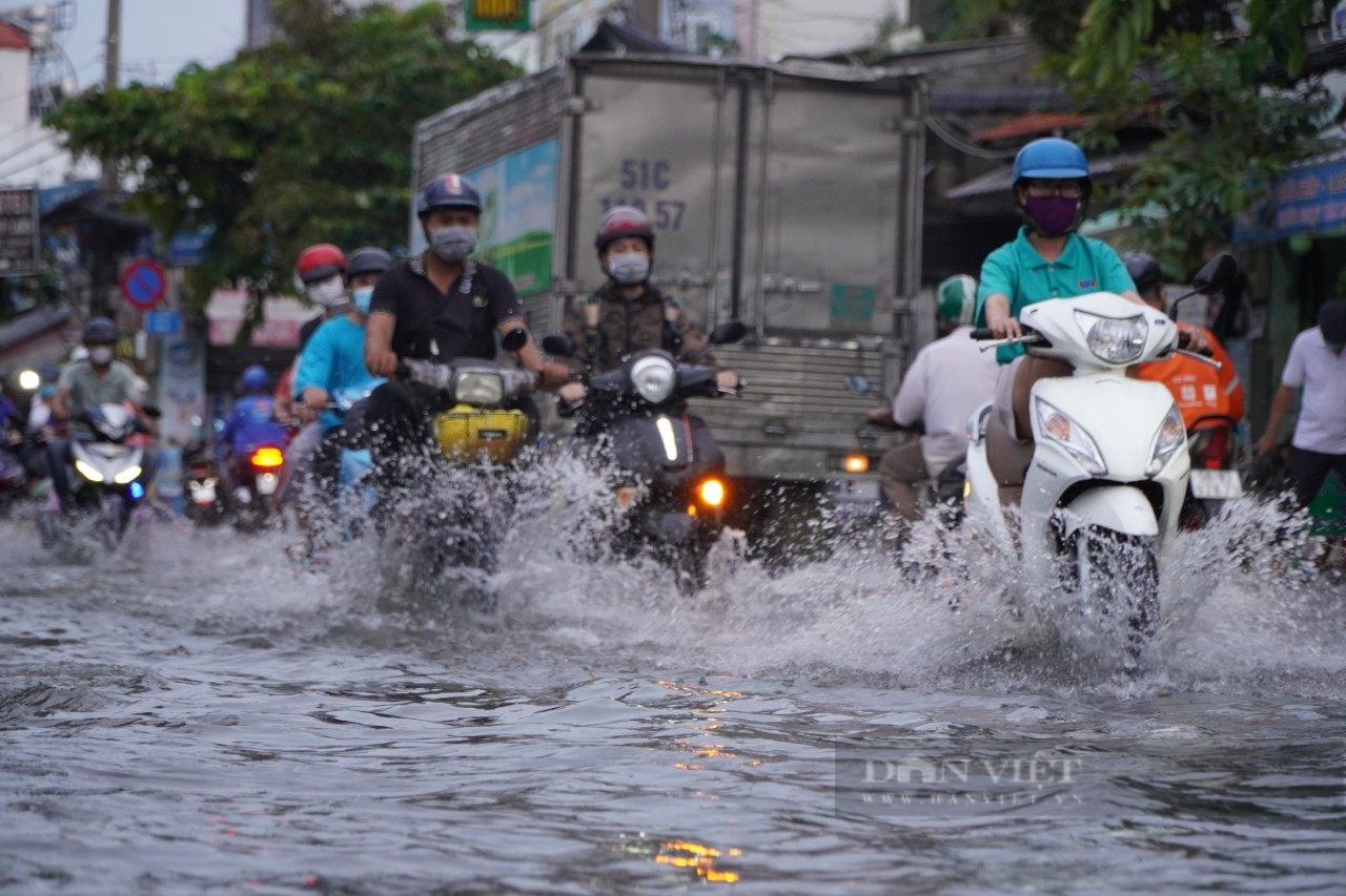 TP.HCM: Triều cường dâng cao người dân bì bõm lội trong nước  - Ảnh 2.