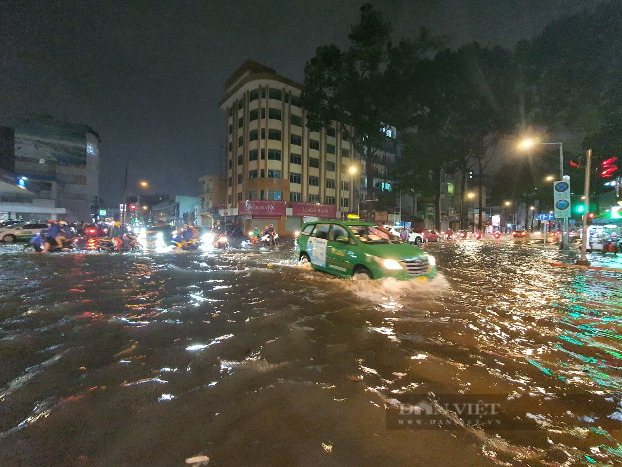 TP.HCM ngập nặng trong cơn mưa, người dân bì bõm đẩy xe về trong đêm - Ảnh 1.