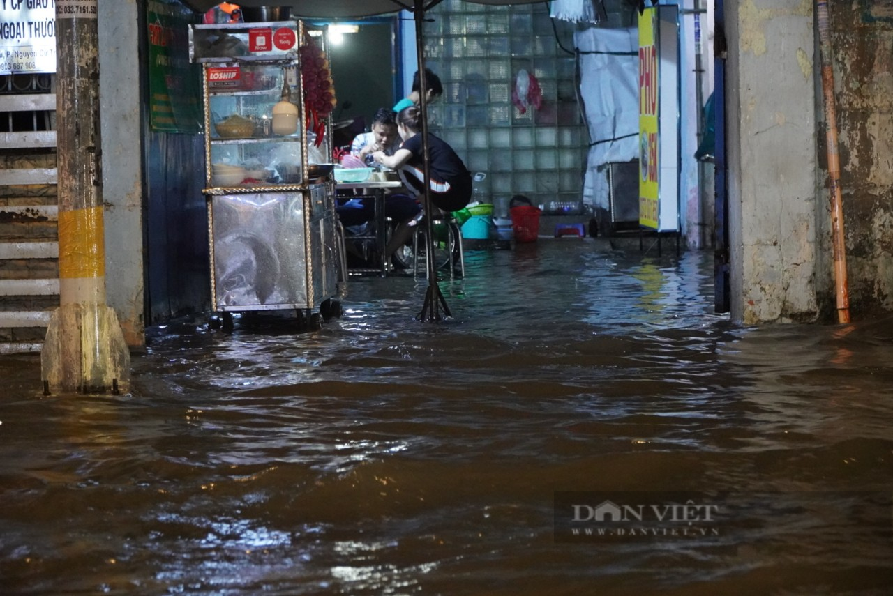 TP.HCM ngập nặng trong cơn mưa, người dân bì bõm đẩy xe về trong đêm - Ảnh 4.