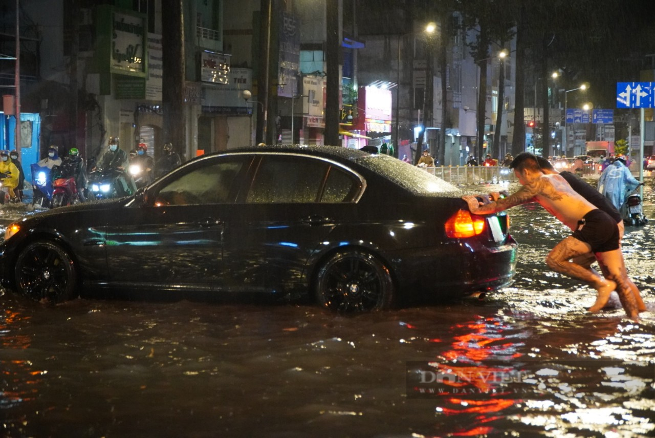 TP.HCM ngập nặng trong cơn mưa, người dân bì bõm đẩy xe về trong đêm - Ảnh 9.