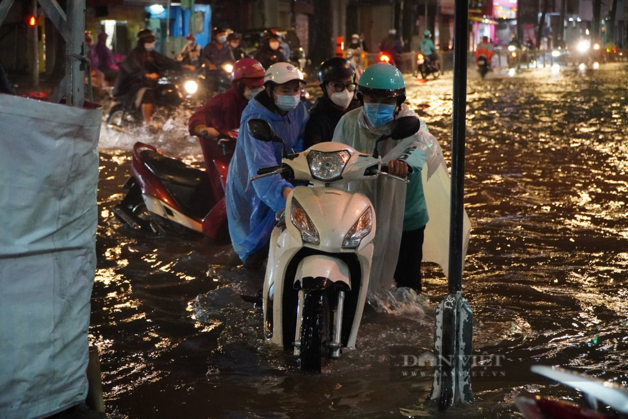 TP.HCM ngập nặng trong cơn mưa, người dân bì bõm đẩy xe về trong đêm - Ảnh 15.