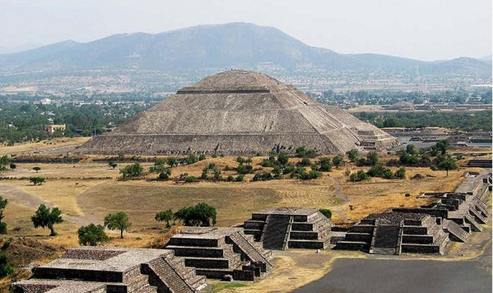 Kim tự tháp bí ẩn lớn gấp 2 lần Giza: Do người khổng lồ cao 3m xây dựng? - Ảnh 1.
