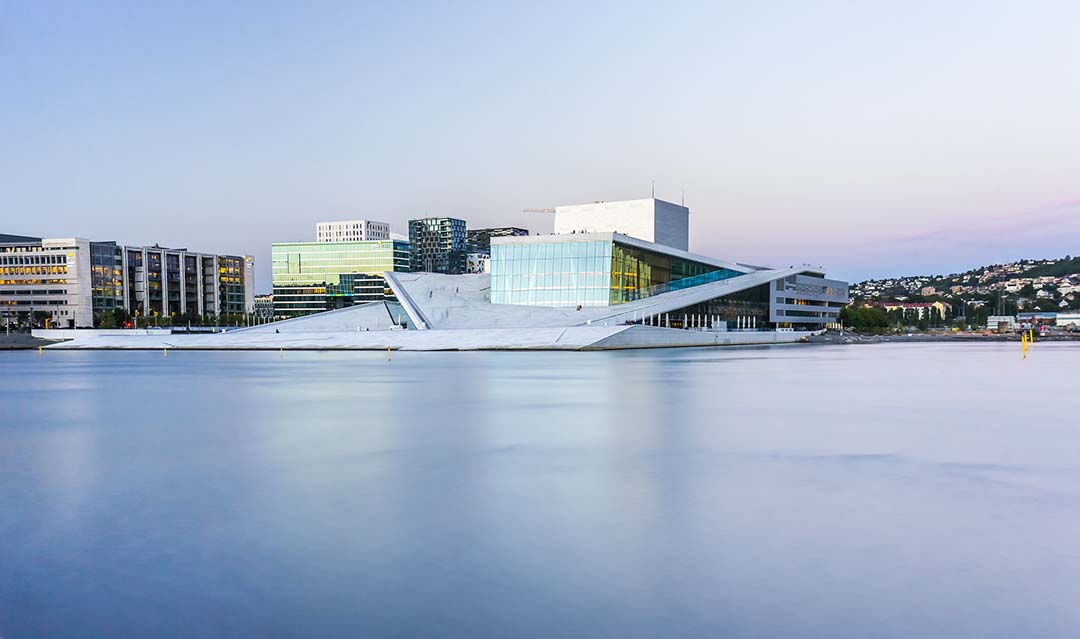 Độc đáo với tour du lịch trải nghiệm, dạo chơi trên mái nhà Oslo Opera House tại Na Uy - Ảnh 1.