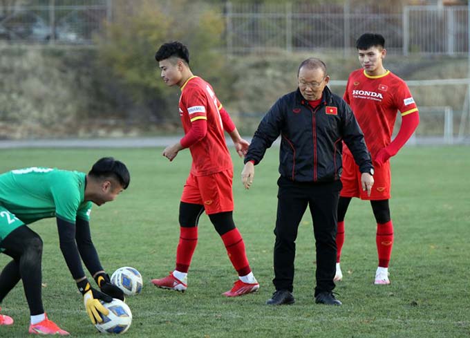 U23 Việt Nam đi phượt ở Kyrgyzstan, tìm địa điểm rất xa để tập luyện - Ảnh 1.