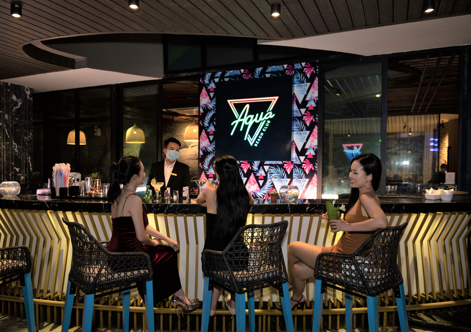 Bình Định: Lần đầu tiên xuất hiện bar ngầm, khách sạn kết nối trực tiếp bãi biển bằng đường hầm - Ảnh 4.
