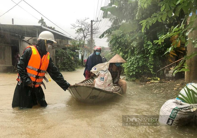 Quảng Ngãi: Kinh hoàng mưa ngập, 3 người dân đã bị nước cuốn mất tích  - Ảnh 7.