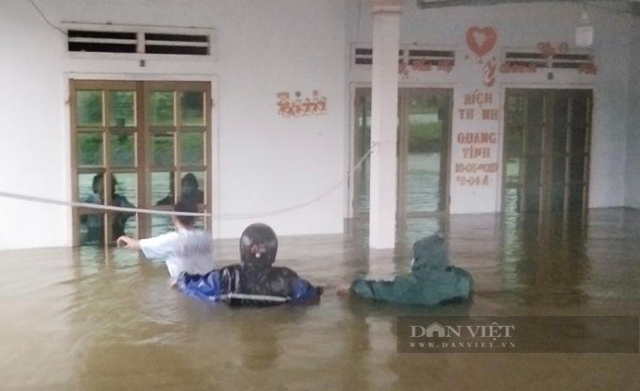 Quảng Ngãi: Kinh hoàng mưa ngập, 3 người dân đã bị nước cuốn mất tích  - Ảnh 8.