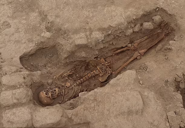 Khai quật 4 mộ cổ, kinh hoàng phát hiện hài cốt nhiều trẻ em bị hiến tế hơn 1.000 năm trước - Ảnh 1.