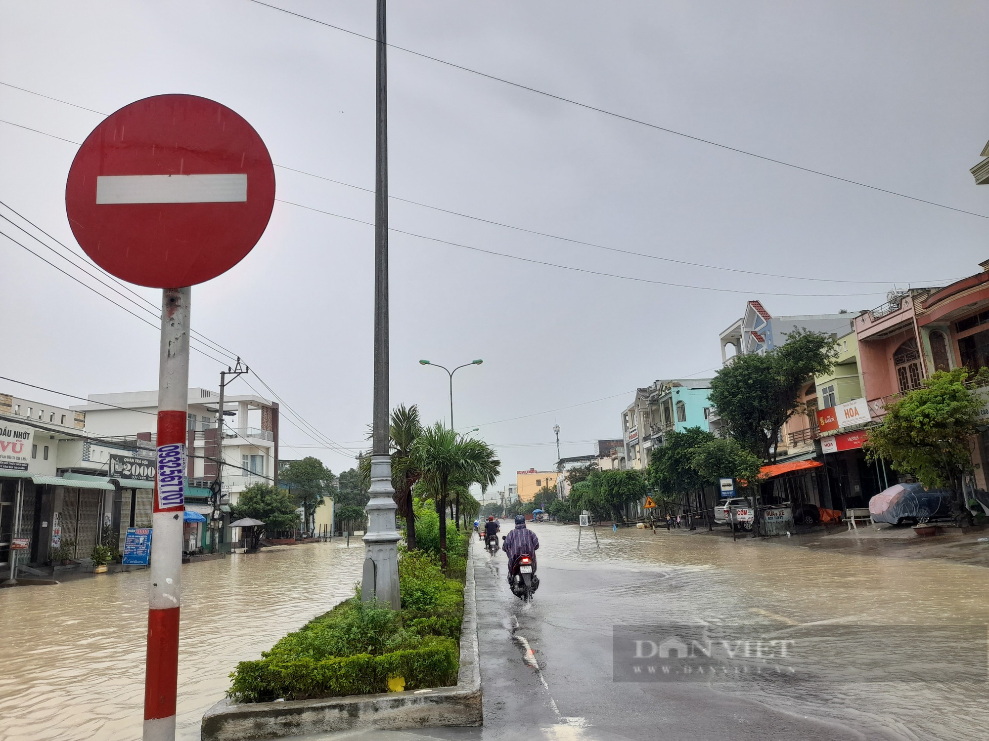 Bình Định: Quốc lộ 1 ngập nước, mố cầu Ngô La sạt lở gây chia cắt nhiều giờ ở huyện miền núi - Ảnh 8.