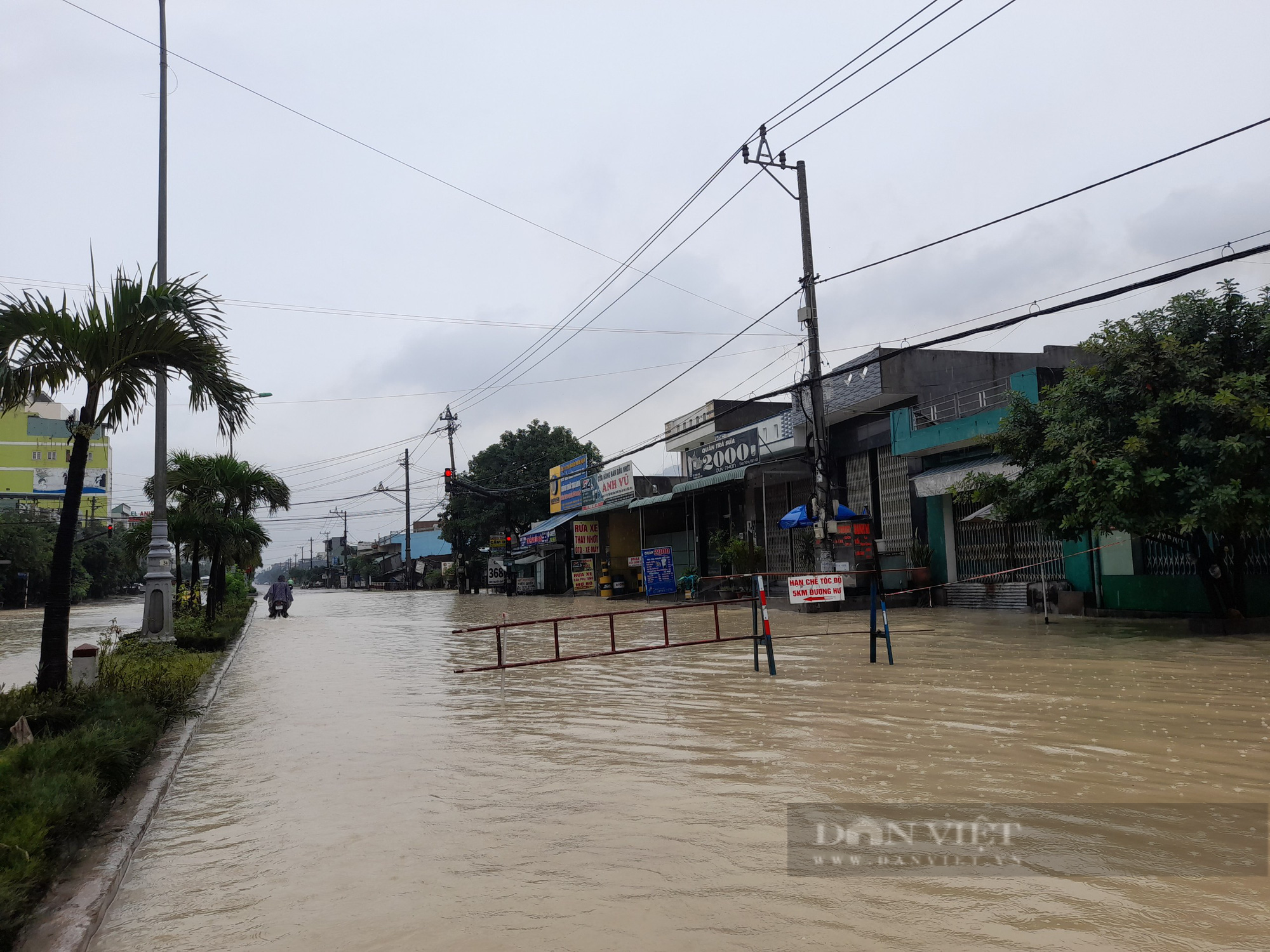 Bình Định: Quốc lộ 1 ngập nước, mố cầu Ngô La sạt lở gây chia cắt nhiều giờ ở huyện miền núi - Ảnh 9.
