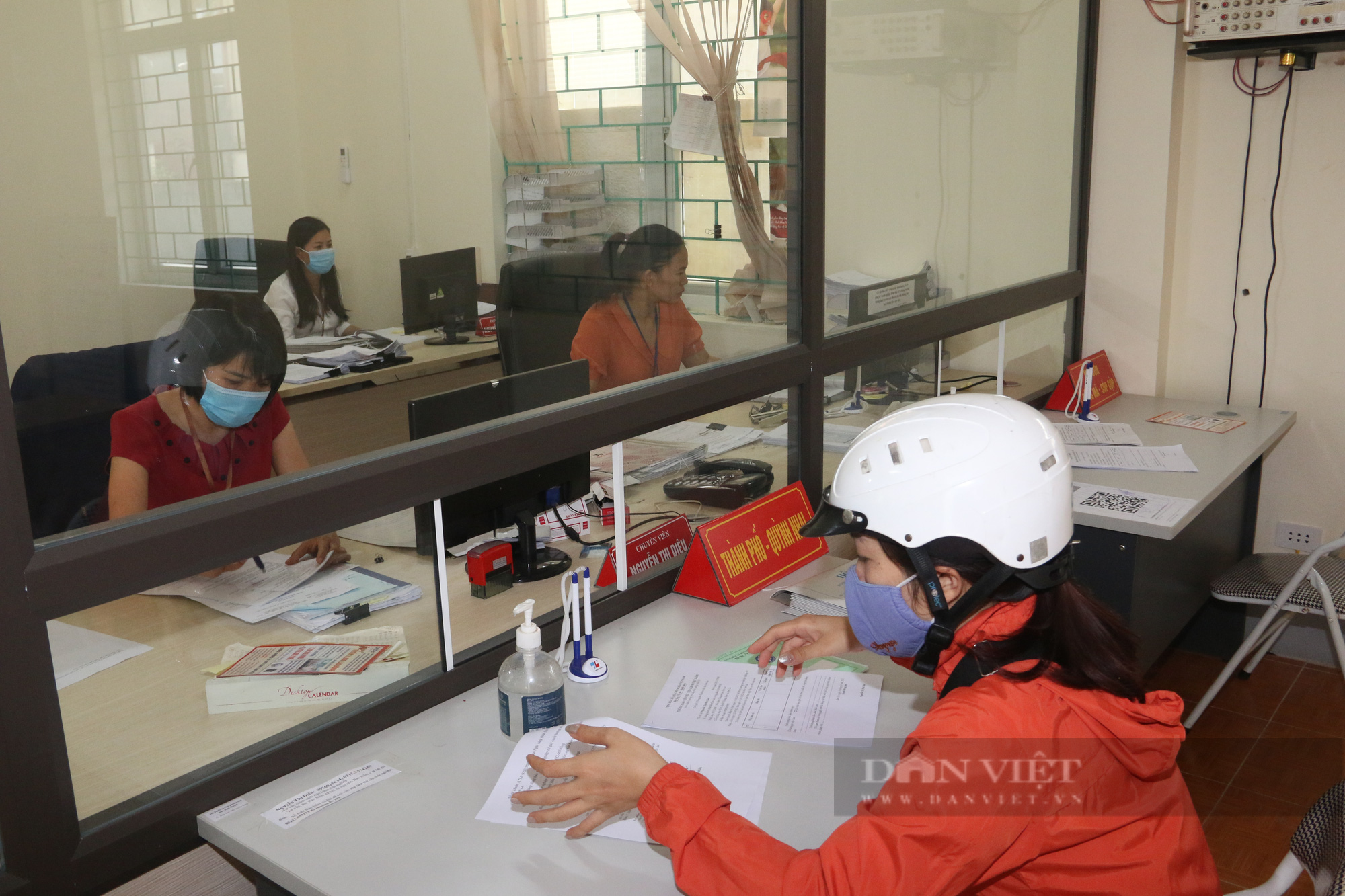 Lao động làm thủ tục hưởng trợ cấp thất nghiệp tại Trung tâm Dịch vụ việc làm tỉnh Sơn La. Ảnh: HH