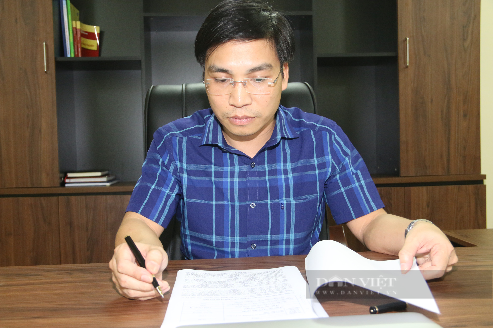 Ông Vũ Quang Khải - Giám đốc Trung tâm DVVL tỉnh Sơn La trao đổi với phóng viên Báo Dân Việt. Ảnh: HH