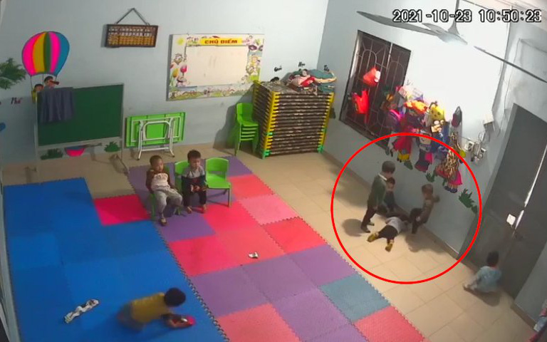 Xôn xao clip cô giáo bỏ ra ngoài, cháu bé ở Bắc Giang bị bạn đánh đập tại trường mầm non