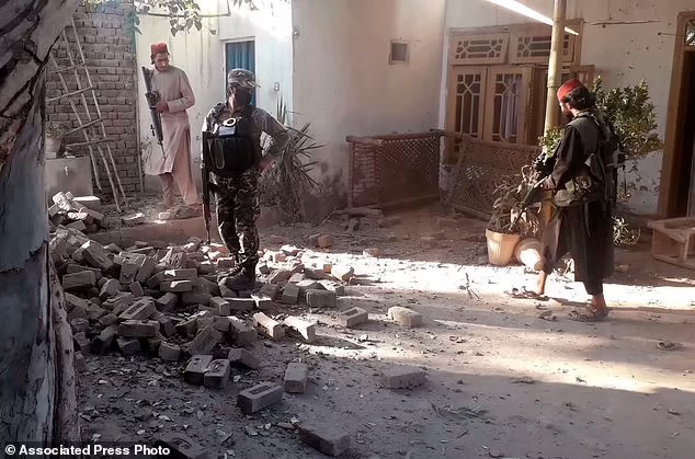 Đánh bom ven đường nhắm vào Taliban, trẻ em vô tội chết thương tâm - Ảnh 1.