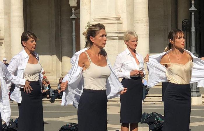 50 nữ tiếp viên hàng không Ý cởi đồ giữa quảng trường - Ảnh 1.