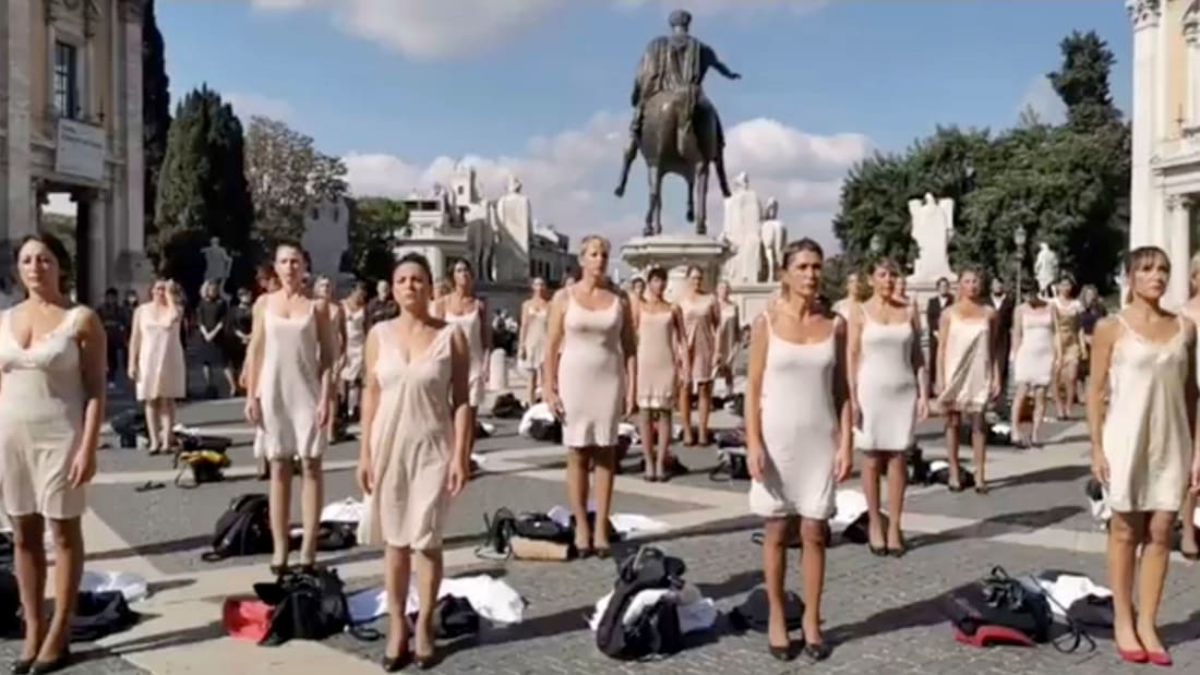 50 nữ tiếp viên hàng không Ý cởi đồ giữa quảng trường - Ảnh 3.