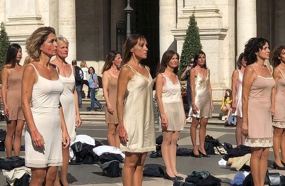 50 nữ tiếp viên hàng không Ý cởi đồ giữa quảng trường - Ảnh 4.