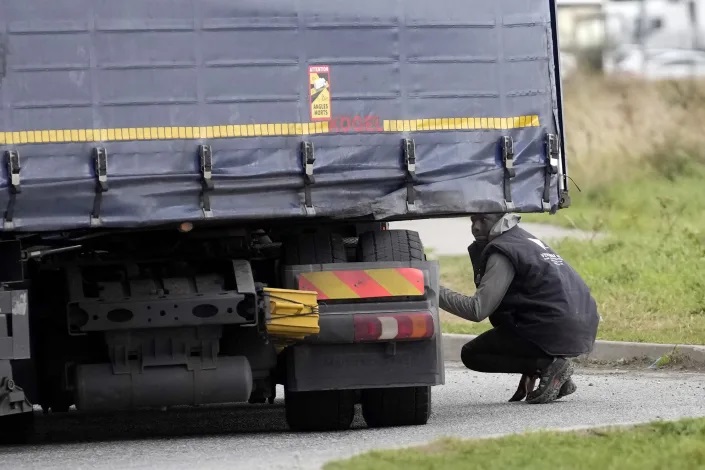 Liều mạng nhảy xe tải vào Anh: Hành trình nguy hiểm của người di cư bất hợp pháp - Ảnh 3.