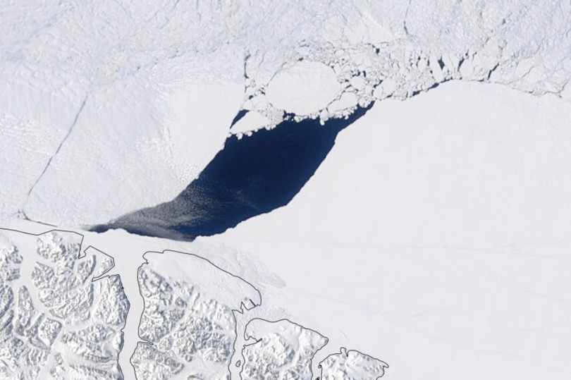 Phát hiện hố khổng lồ trong lớp băng lâu đời nhất ở Bắc Cực - Ảnh 1.