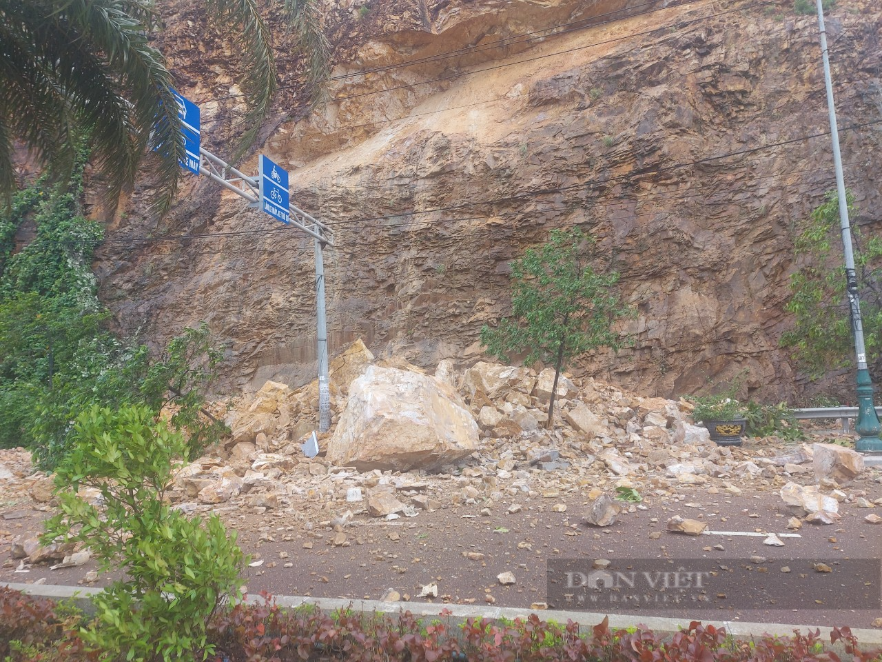 Bình Định: Núi Bà Hỏa bị sạt lở nghiêm trọng, đá lớn đổ ập xuống đường, 1 người bị thương nặng - Ảnh 3.
