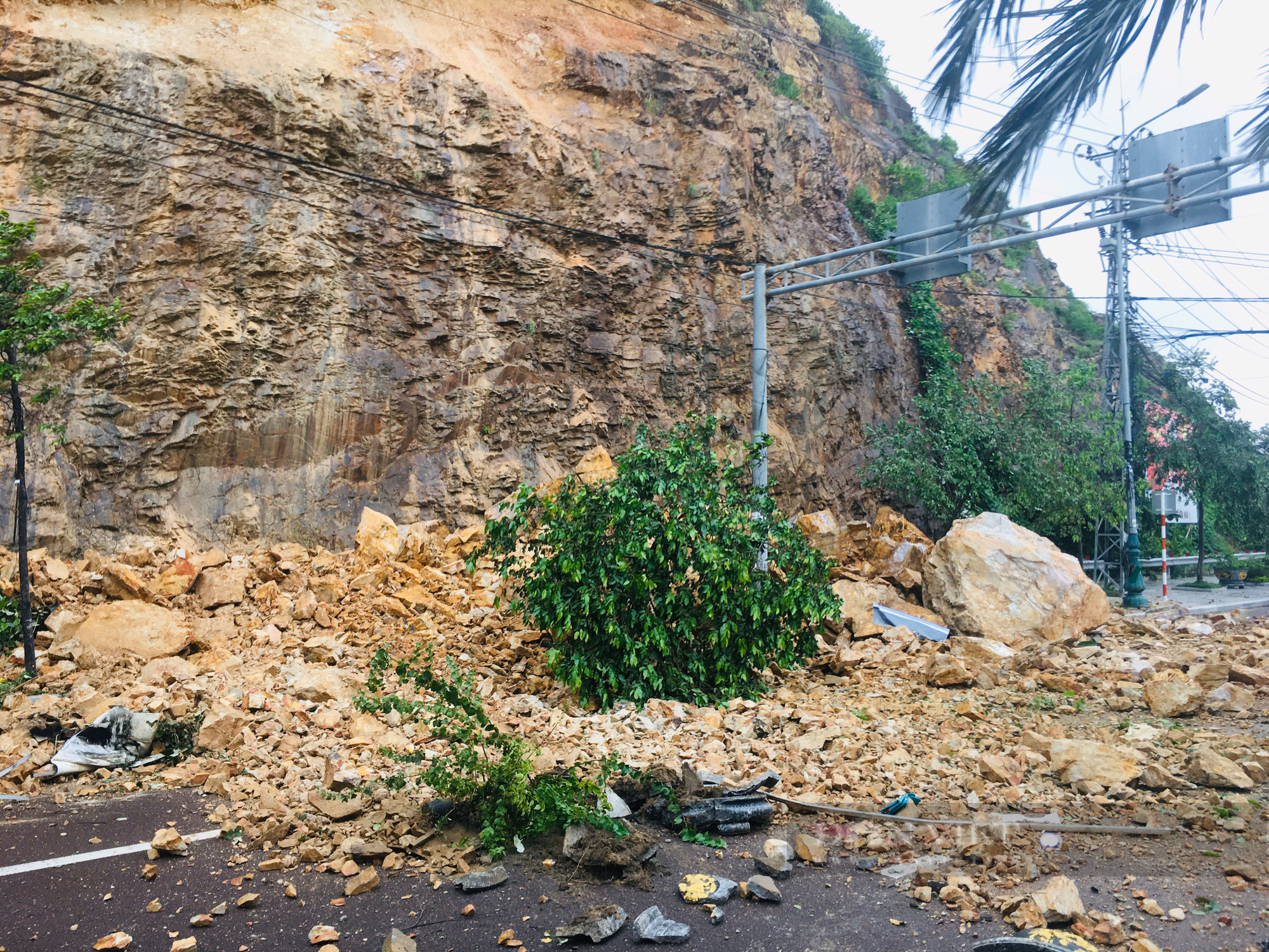 Sạt lở núi ở Quy Nhơn: “Chỉ kịp nghe tiếng ầm, đá rớt xuống, một số người bị văng ra” - Ảnh 3.