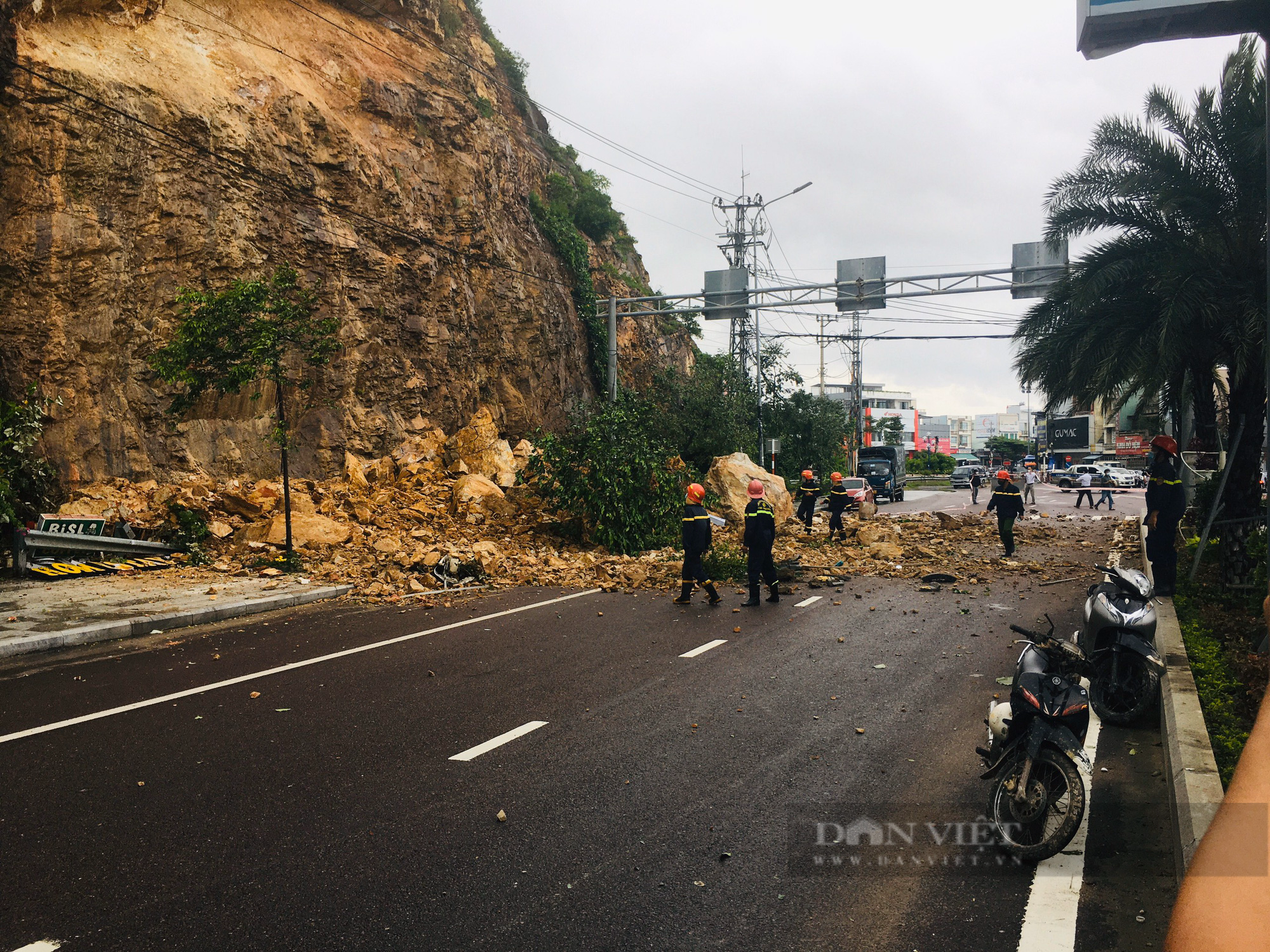 Sạt lở núi ở Quy Nhơn: “Chỉ kịp nghe tiếng ầm, đá rớt xuống, một số người bị văng ra” - Ảnh 7.