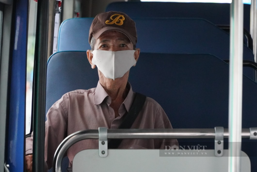 TP.HCM: Ngày đầu xe buýt hoạt động trở lại, hành khách ế ẩm  - Ảnh 2.