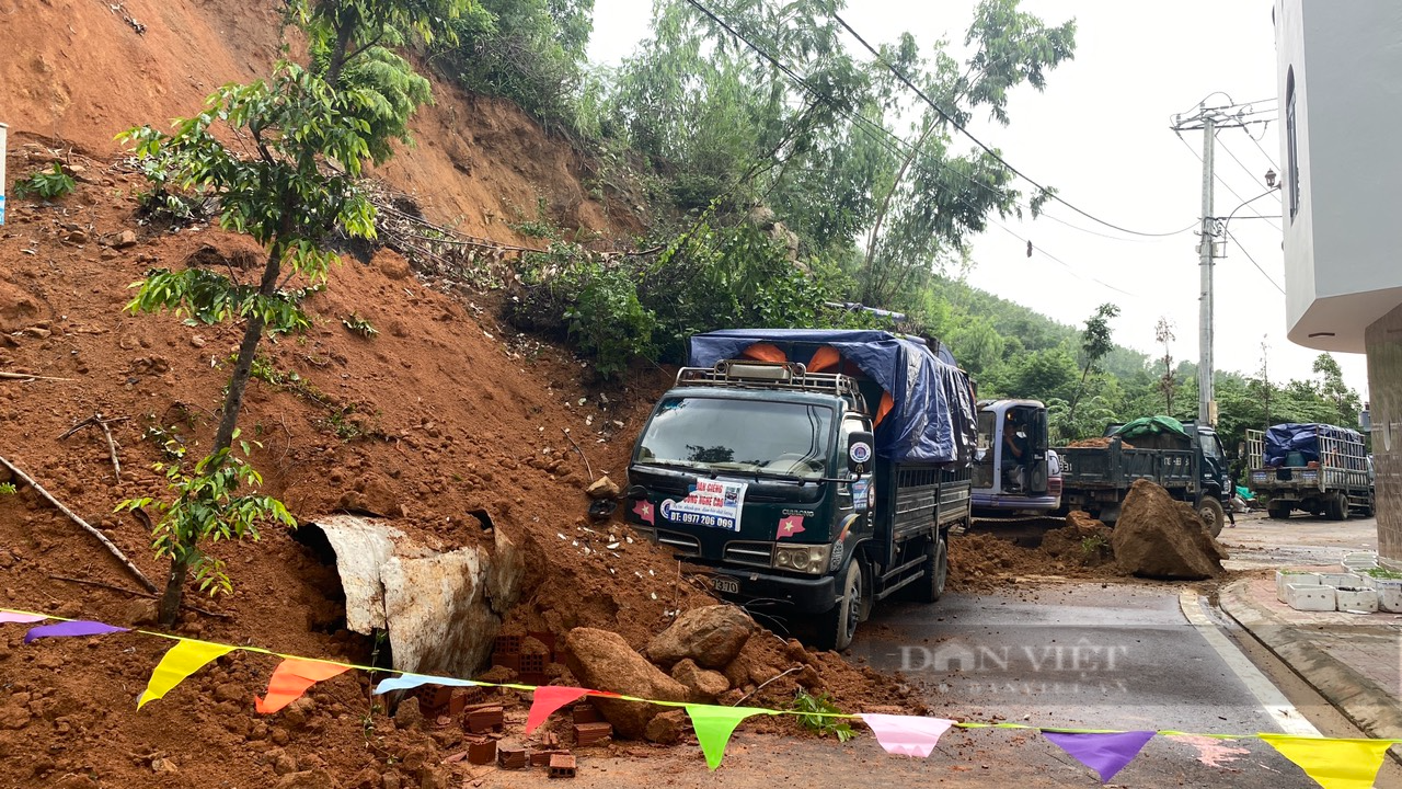 Bình Định: Sạt lở núi sát khu dân cư Ghềnh Ráng, xe tải vùi trong đất đá, nhà dân bị &quot;đe dọa&quot; - Ảnh 2.