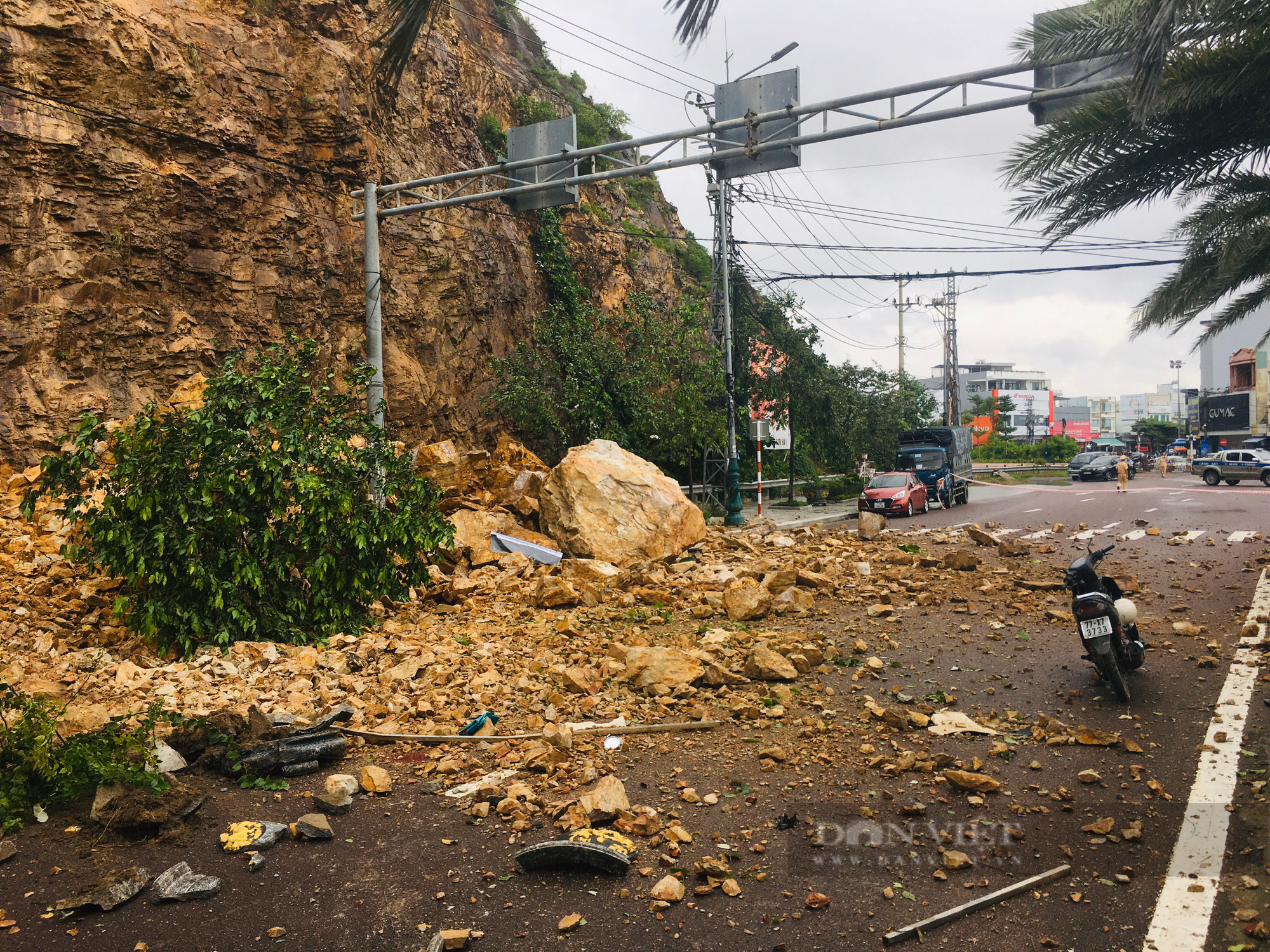 Bình Định: Sạt lở núi sát khu dân cư Ghềnh Ráng, xe tải vùi trong đất đá, nhà dân bị &quot;đe dọa&quot; - Ảnh 3.