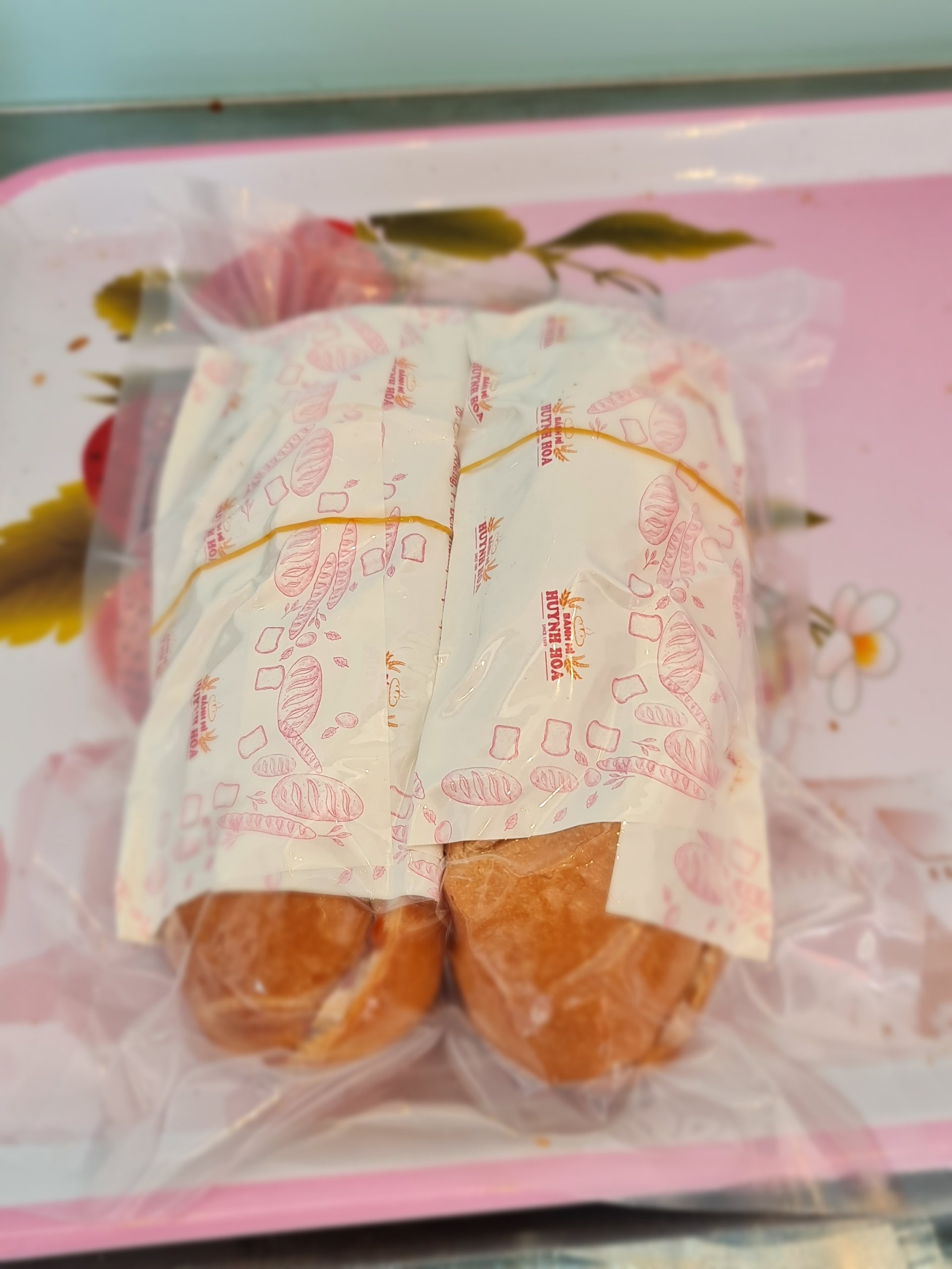 Bánh mì nổi tiếng Sài Gòn ship máy bay ra Hà Nội, giá 100 ngàn/chiếc, thực khách vẫn chuộng - Ảnh 1.