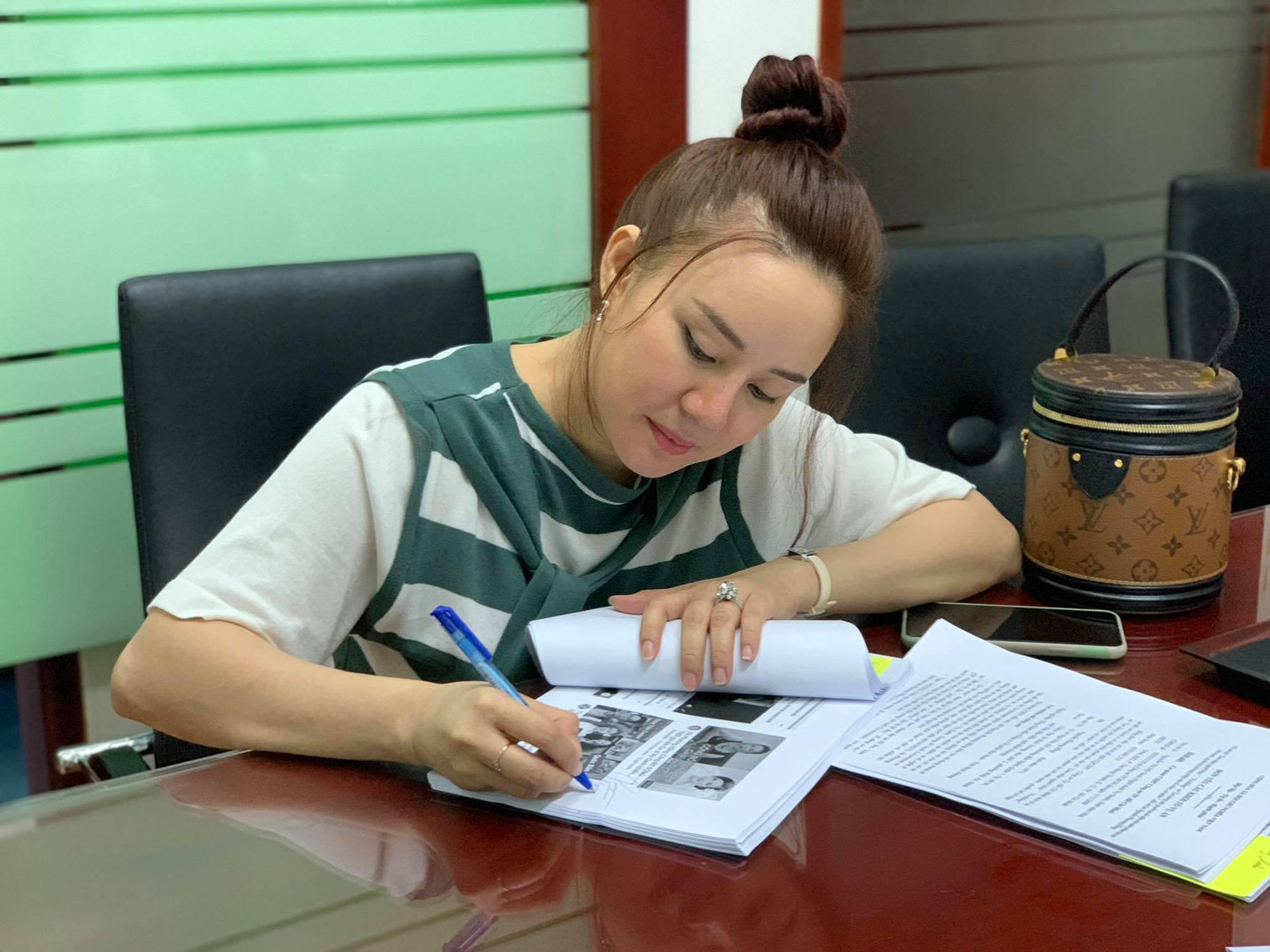 Ca sĩ Vy Oanh yêu cầu khởi tố vụ án, khởi tố bị can đối với CEO Nguyễn Phương Hằng   - Ảnh 1.
