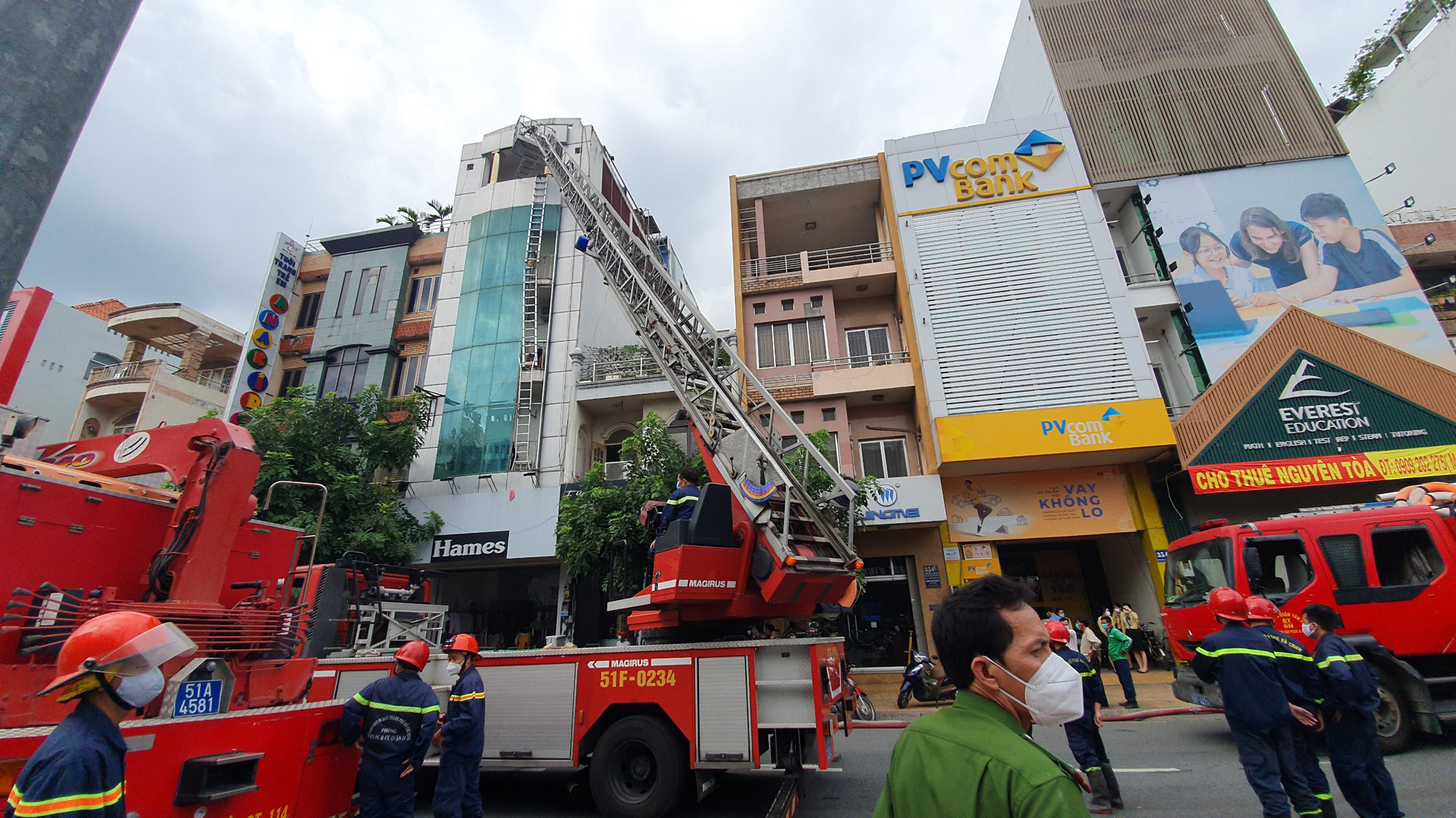 TP.HCM: Cảnh sát leo thang, giải cứu hàng chục người kẹt trong đám cháy ra ngoài an toàn - Ảnh 1.