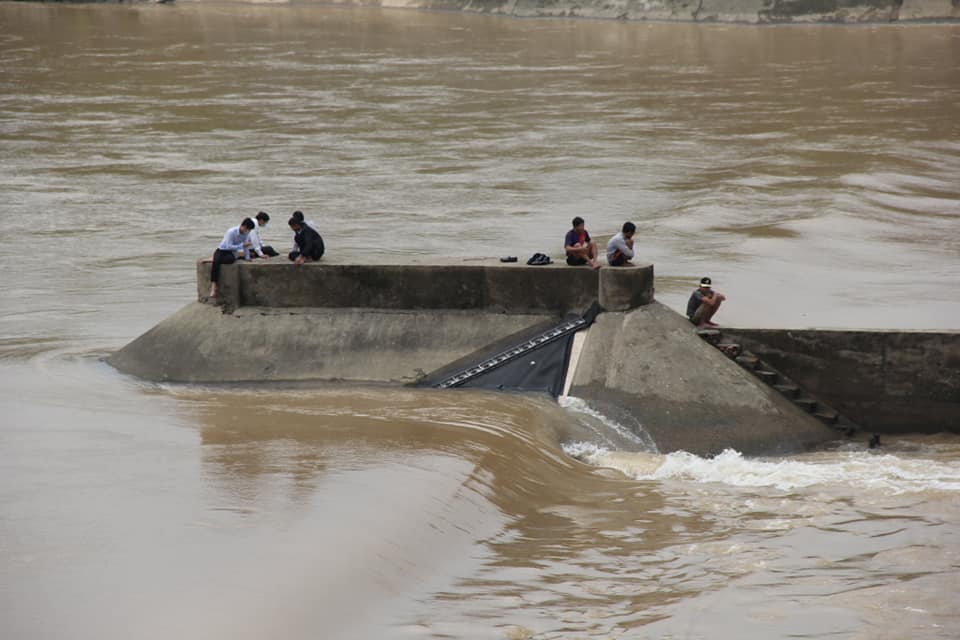 TIN NÓNG 24 GIỜ QUA: Chị gái phát hiện em trai 8 tuổi nằm gục bên vũng máu với nhiều vết thương - Ảnh 2.