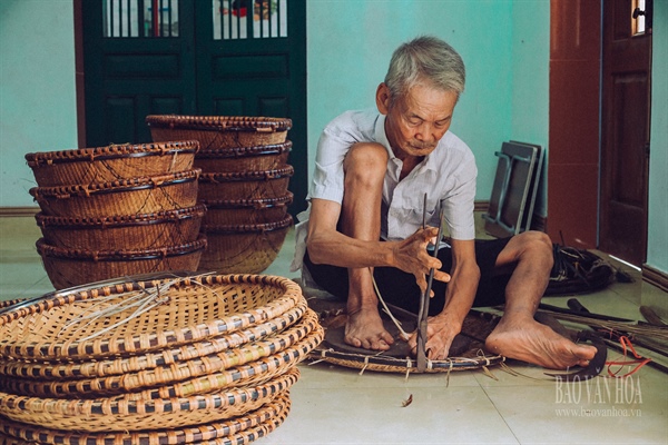 Ở vùng đất tạo ra siêu phẩm &quot;thúng Thạch Cầu đứng đầu thiên hạ&quot; từ già trẻ lớn bé đều biết đan lát - Ảnh 4.