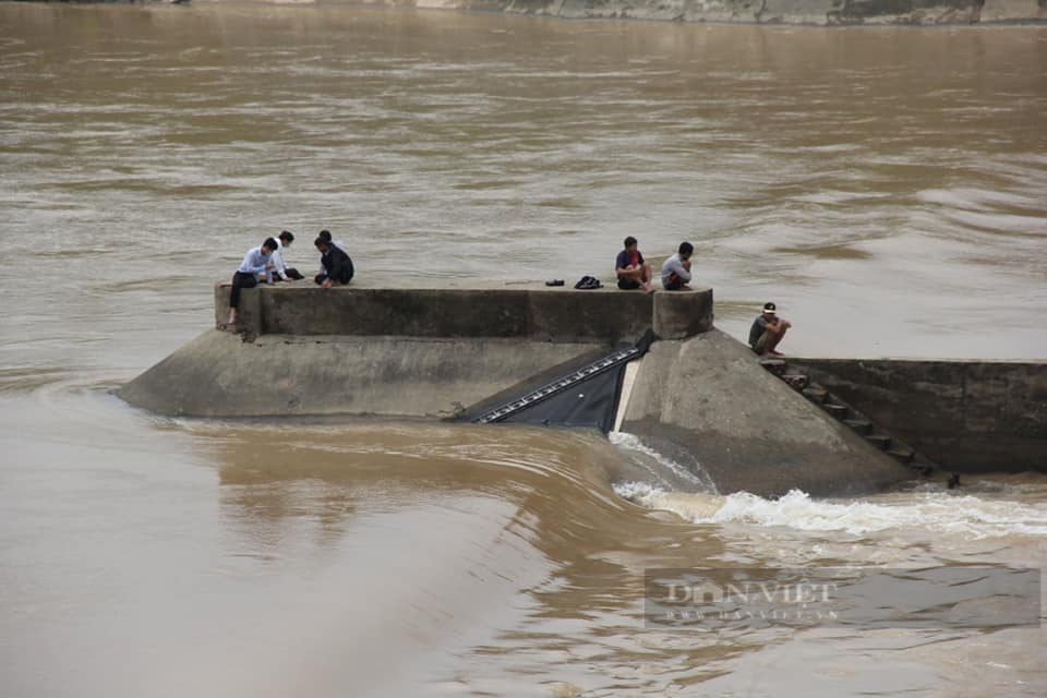 NÓNG: Cứu hộ Phó Giám đốc Sở ở Quảng Trị cùng 6 người mắc kẹt giữa dòng nước xiết - Ảnh 3.