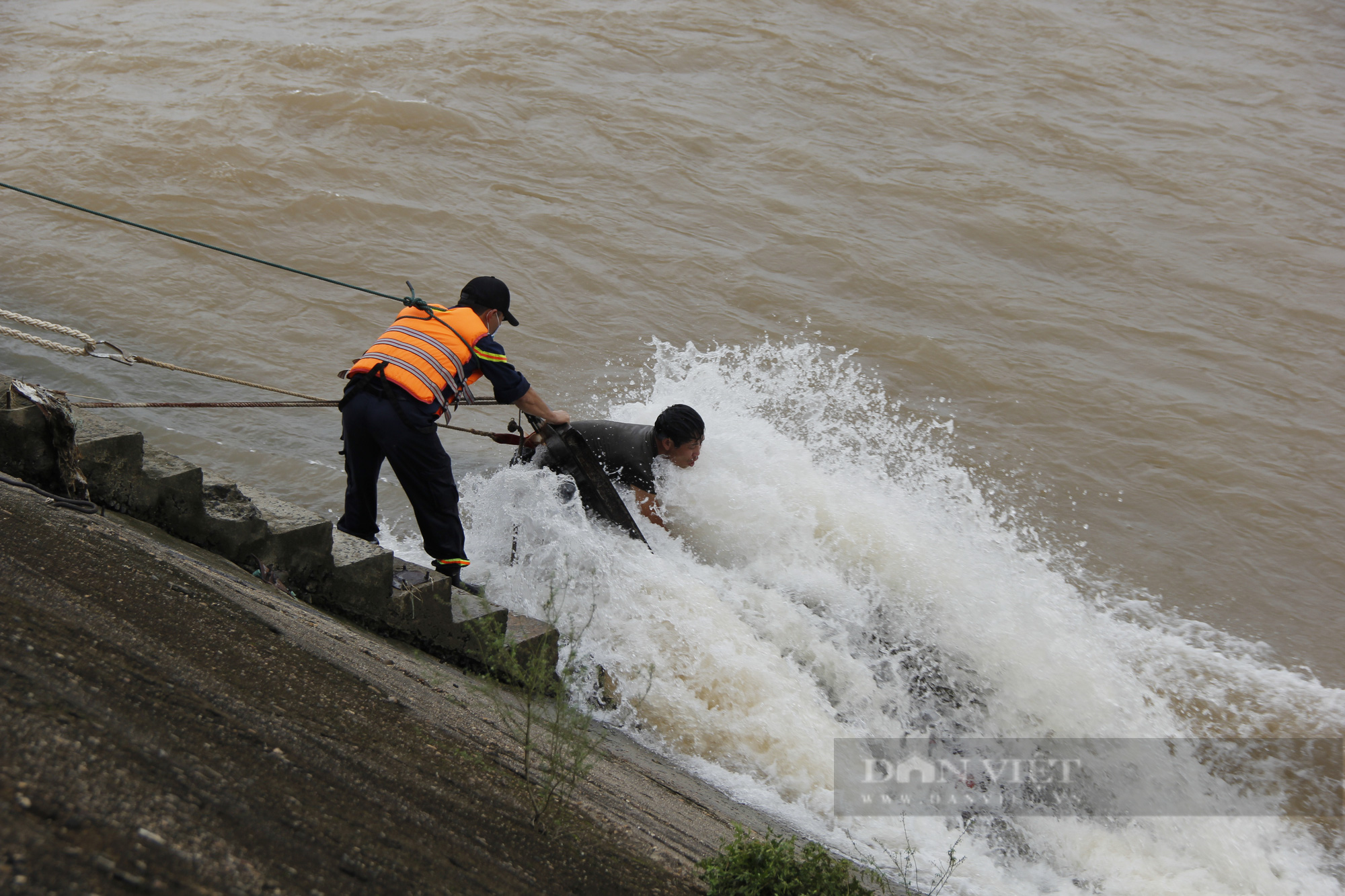 Quá trình cứu hộ Phó Giám đốc Sở ở Quảng Trị cùng 6 người mắc kẹt giữa dòng nước xiết - Ảnh 1.