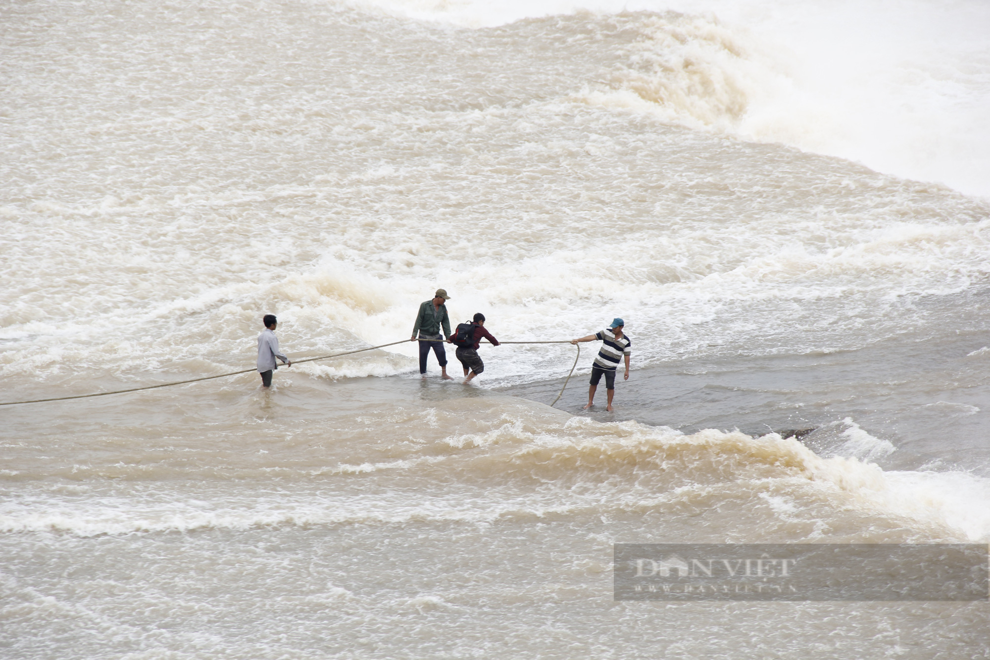 Quá trình cứu hộ Phó Giám đốc Sở ở Quảng Trị cùng 6 người mắc kẹt giữa dòng nước xiết - Ảnh 3.