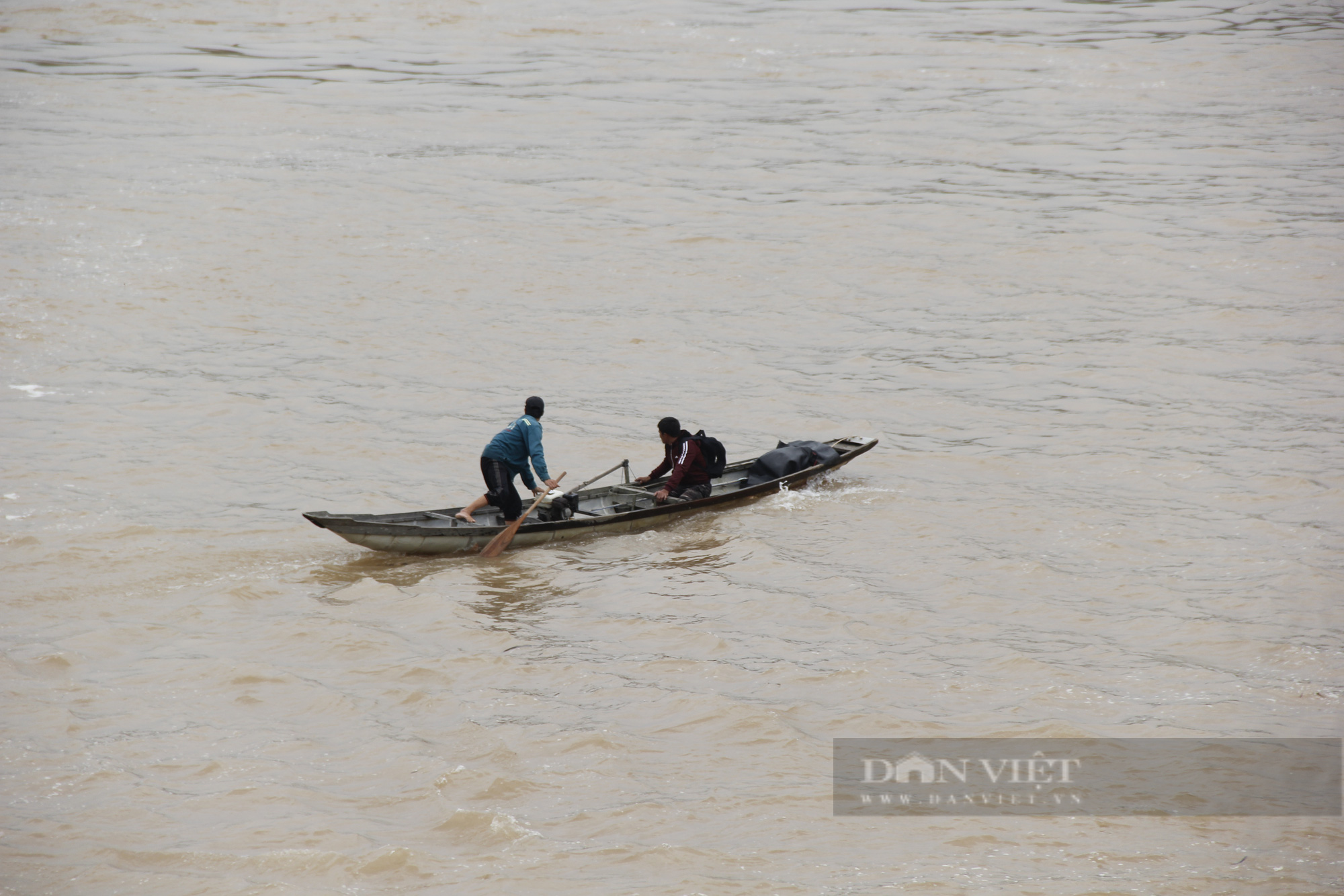 Quá trình cứu hộ Phó Giám đốc Sở ở Quảng Trị cùng 6 người mắc kẹt giữa dòng nước xiết - Ảnh 4.