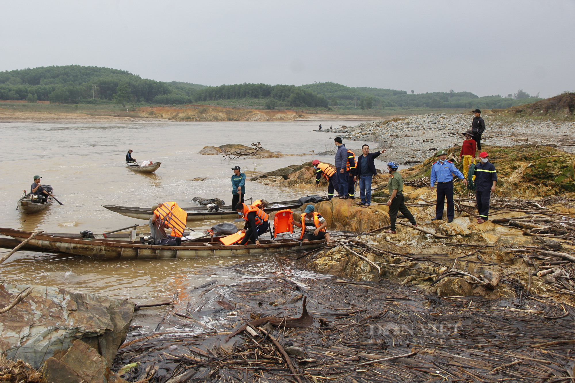 Quá trình cứu hộ Phó Giám đốc Sở ở Quảng Trị cùng 6 người mắc kẹt giữa dòng nước xiết - Ảnh 5.