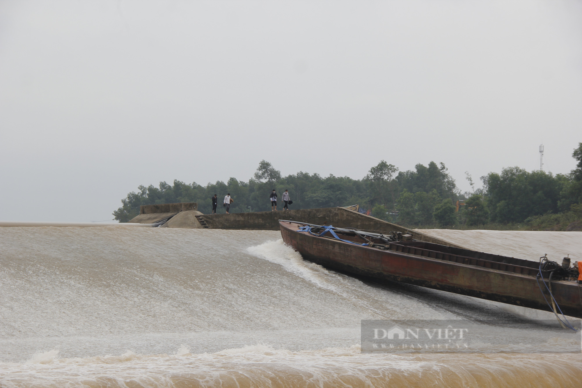 Quá trình cứu hộ Phó Giám đốc Sở ở Quảng Trị cùng 6 người mắc kẹt giữa dòng nước xiết - Ảnh 6.