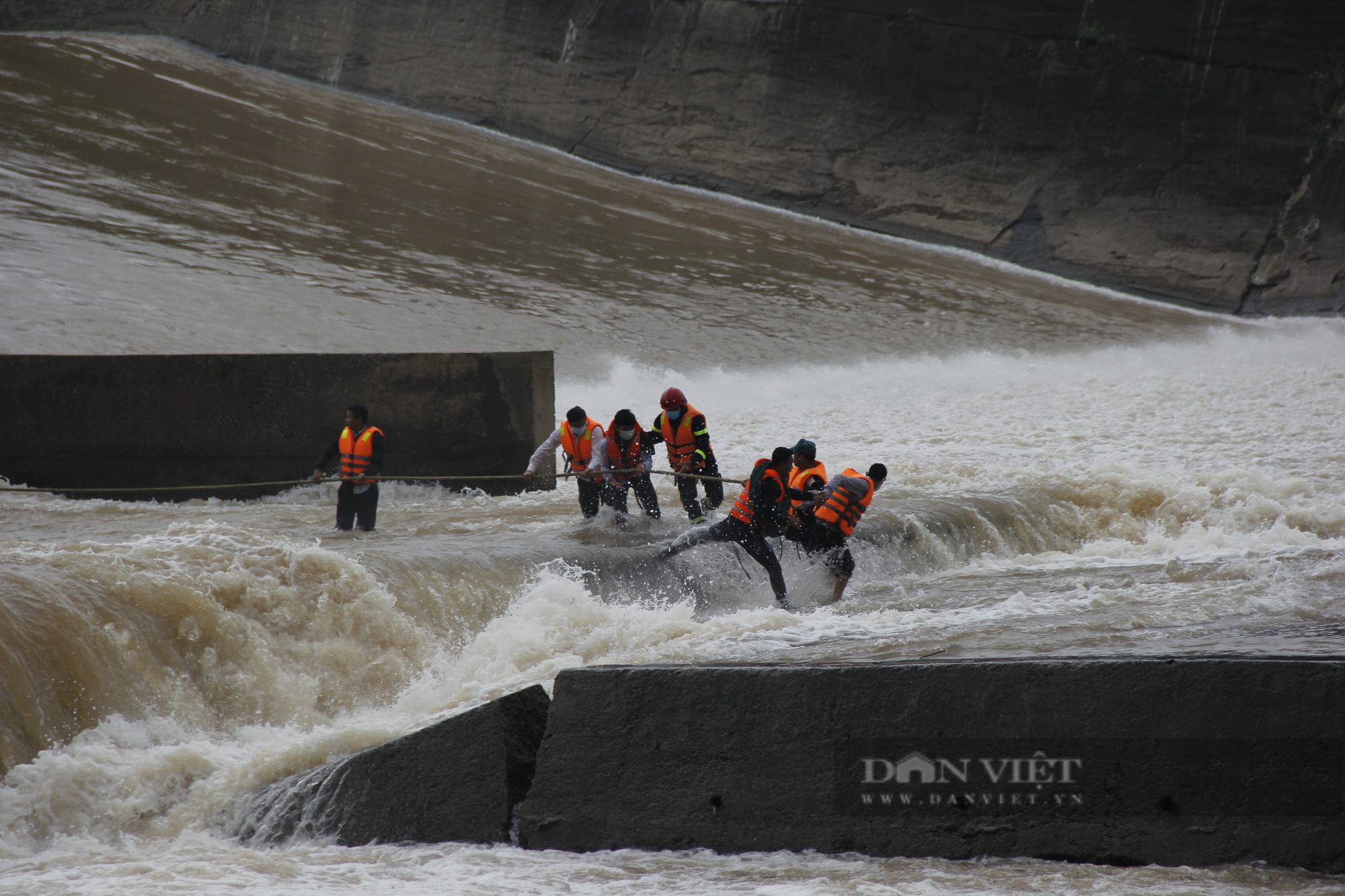 Quá trình cứu hộ Phó Giám đốc Sở ở Quảng Trị cùng 6 người mắc kẹt giữa dòng nước xiết - Ảnh 7.
