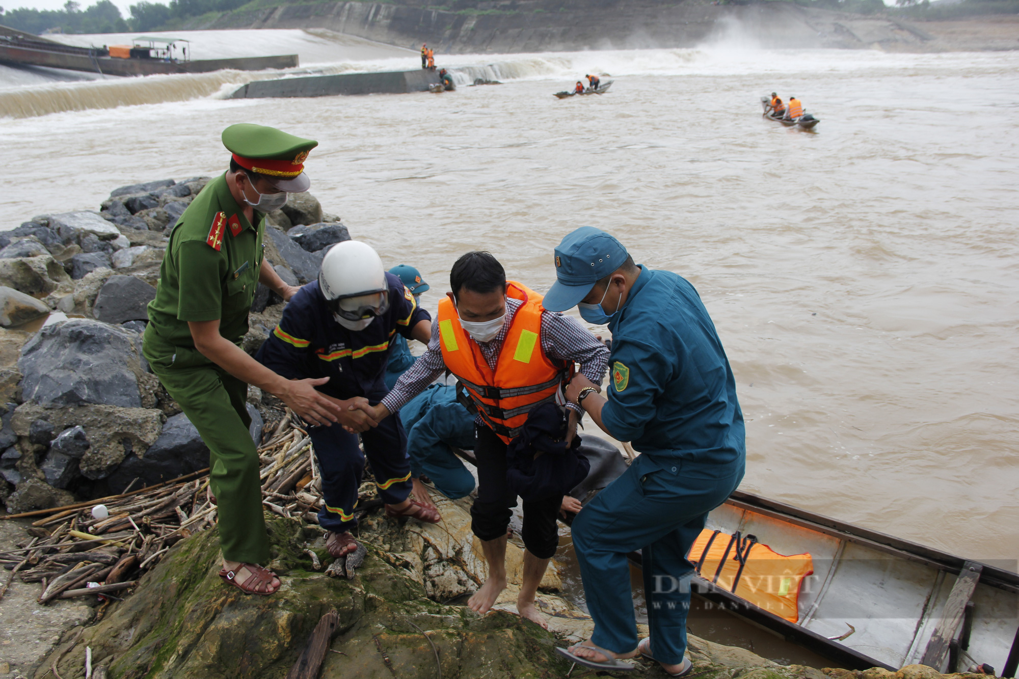 Quá trình cứu hộ Phó Giám đốc Sở ở Quảng Trị cùng 6 người mắc kẹt giữa dòng nước xiết - Ảnh 8.