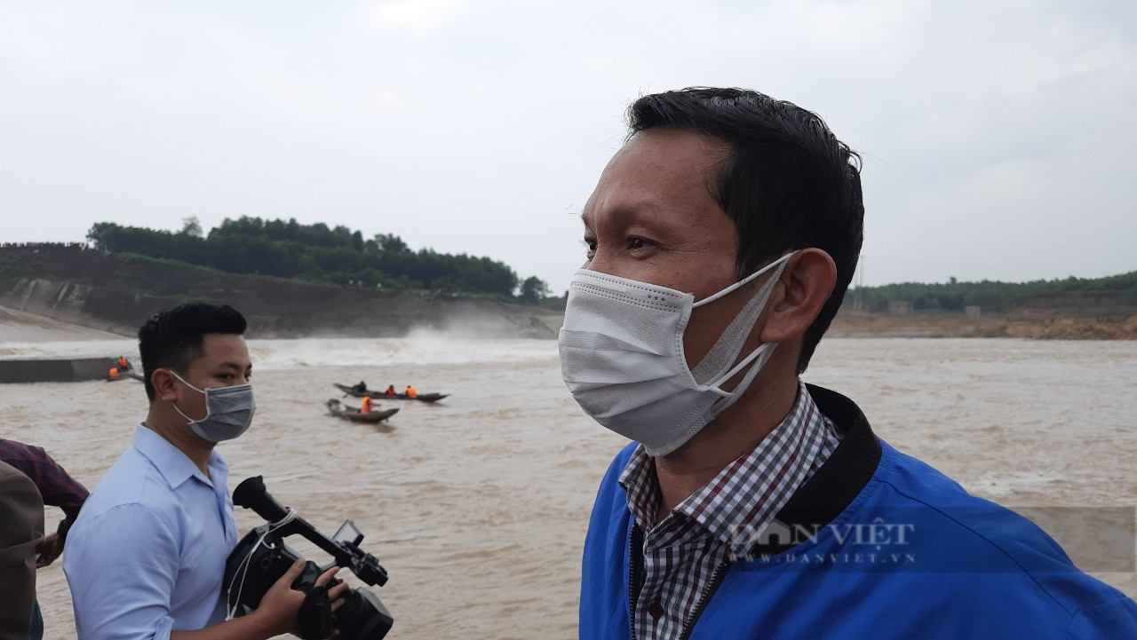 Quá trình cứu hộ Phó Giám đốc Sở ở Quảng Trị cùng 6 người mắc kẹt giữa dòng nước xiết - Ảnh 9.
