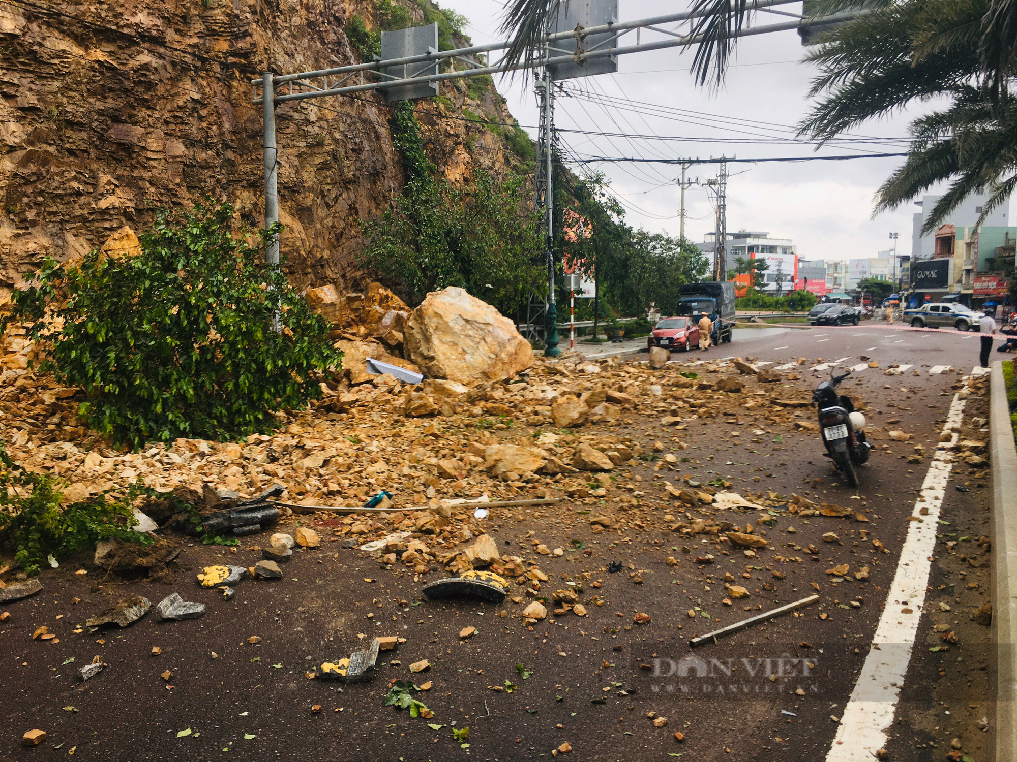 Lở núi ở cửa ngõ Quy Nhơn: 'Bức bối' âm ỉ, đe dọa cả tính mạng... nhưng chưa tháo gỡ - Ảnh 2.