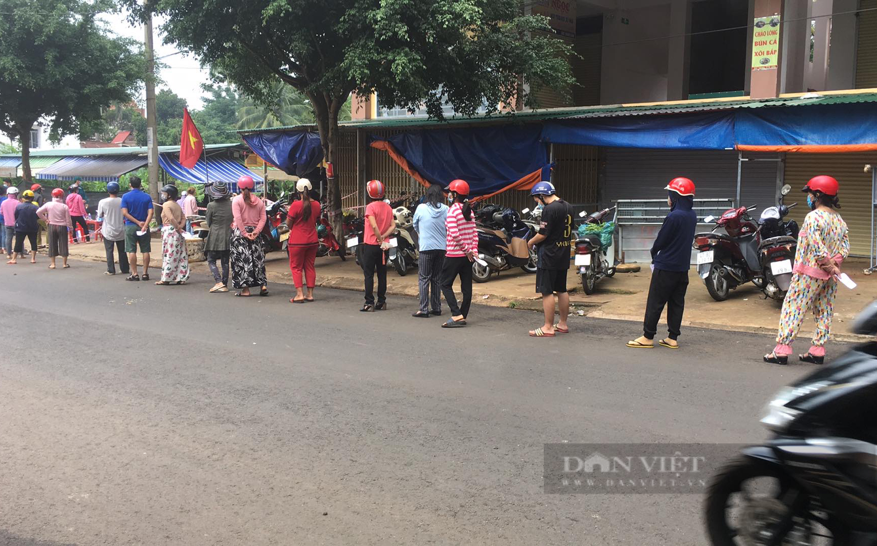 Đắk Lắk: Ngày mai (27/10), người dân TP.Buôn Ma Thuột chưa tiêm vaccine đi chợ phải có giấy xét nghiệm Covid-19 - Ảnh 1.